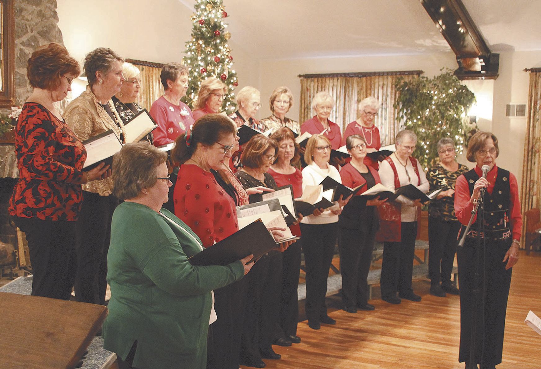 Woman’s Club welcomes public to Holiday Open House